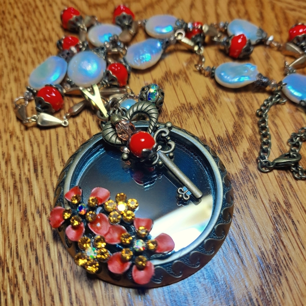 VINTAGE ASSEMBLAGE NECKLACE.